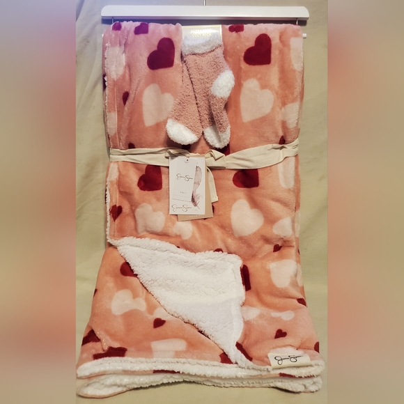Jessica Simpson Heart Blanket and Socks Combo - Picture 1 of 3